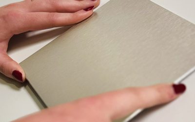 Comment installer un décor sur une porte ? Guide complet pour un résultat professionnel
