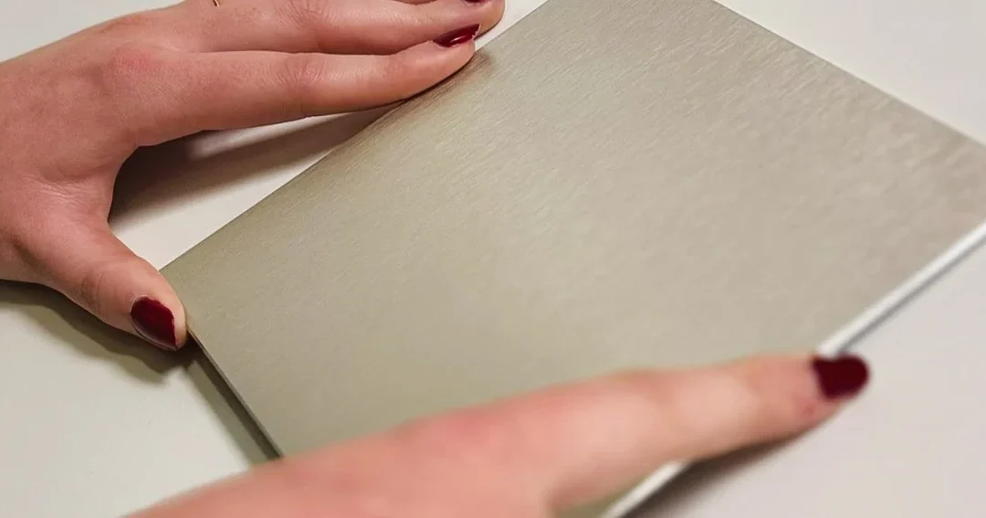 Comment installer un décor sur une porte ? Guide complet pour un résultat professionnel